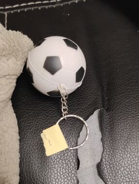 VINTAGE HYUNDAI MINI SOCCER BALL PROMO KEYCHAIN NRMINT CONDITION